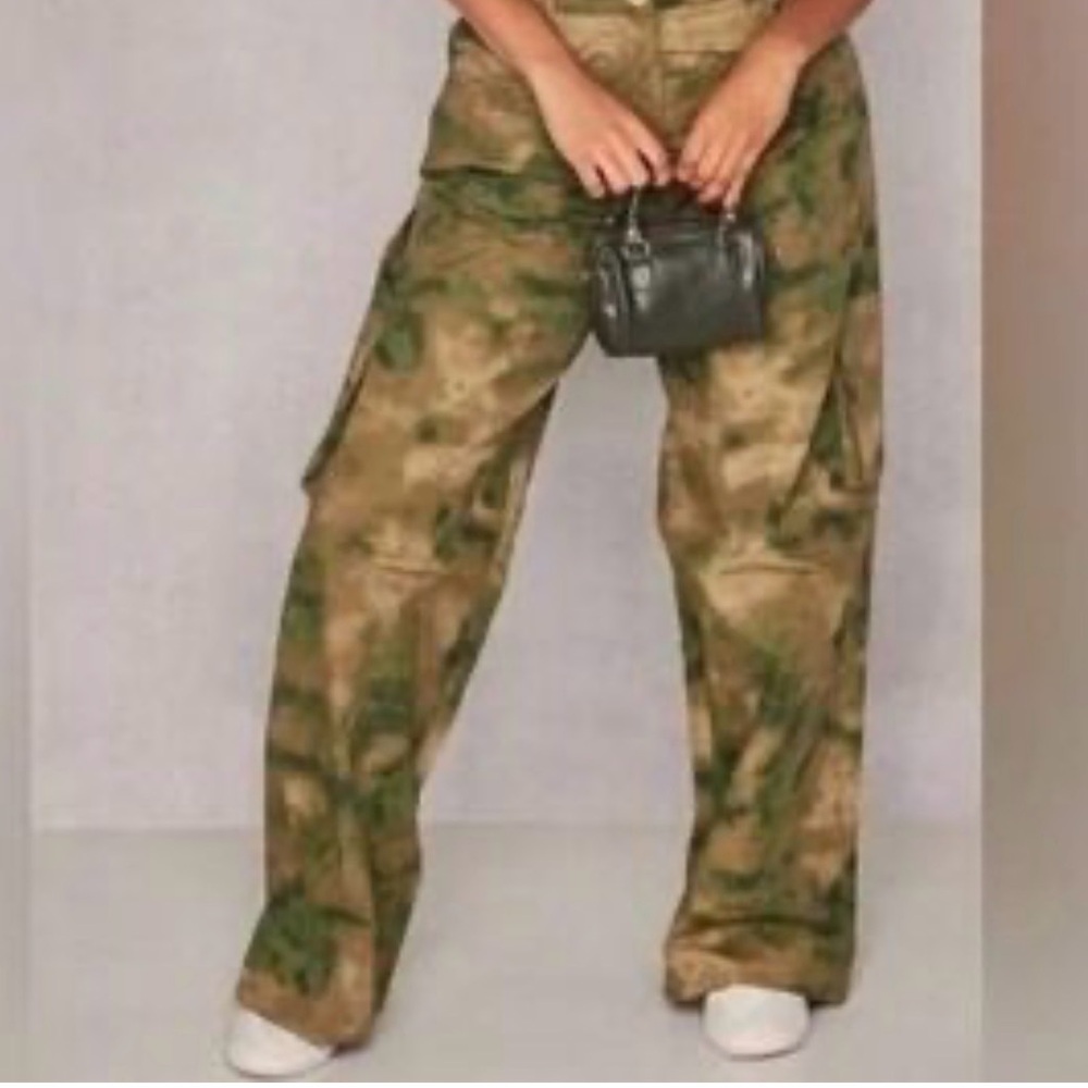 NWT PRETTY LITTLE THING SHAPE CAMO WIDE LEG PANT, SIZE 4